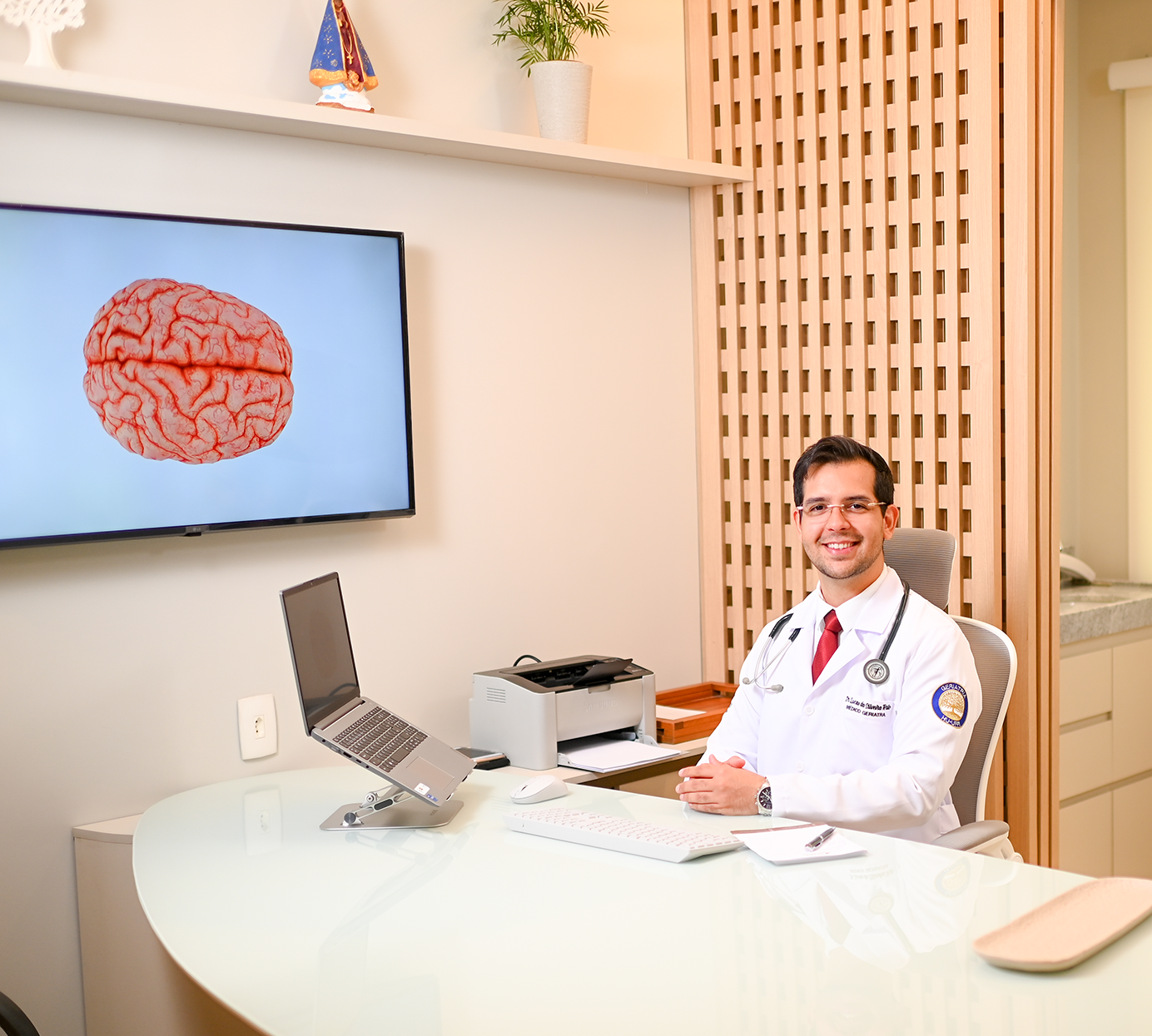 Retrato do Dr. Lucas Terto, médico geriatra e clínico geral